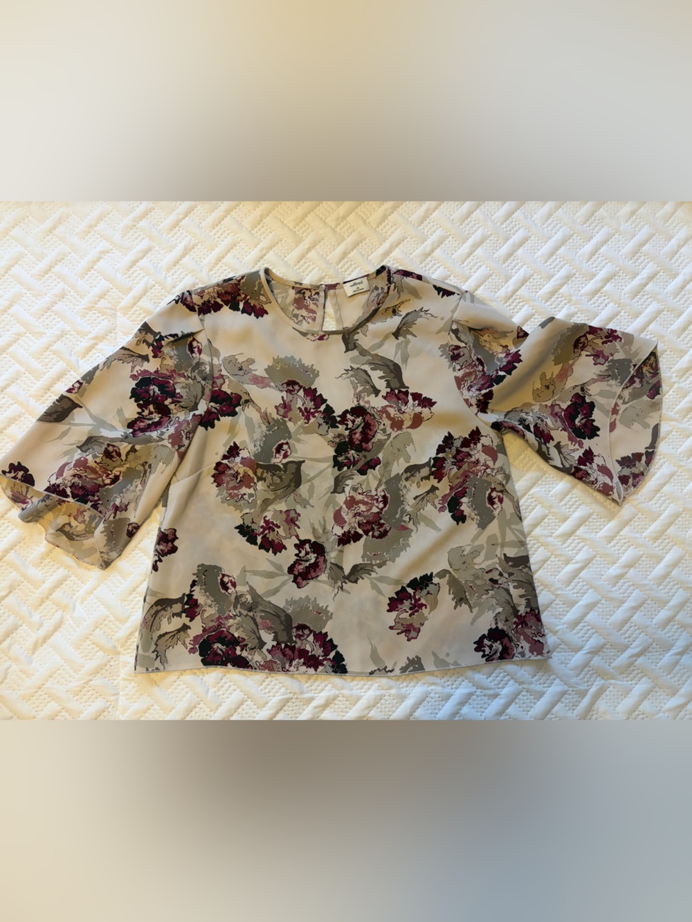 Wilfred | Floral Slight Crop Flowy Top with Burgundy and Olive Print